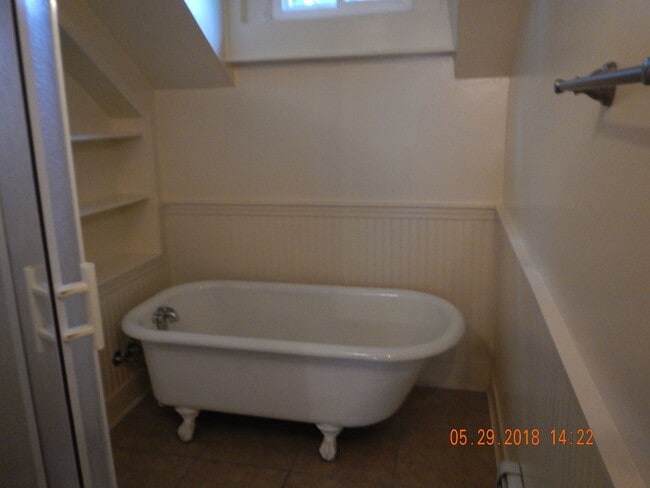 Building Photo - Available 6/1/26 Charming Two Story Single...