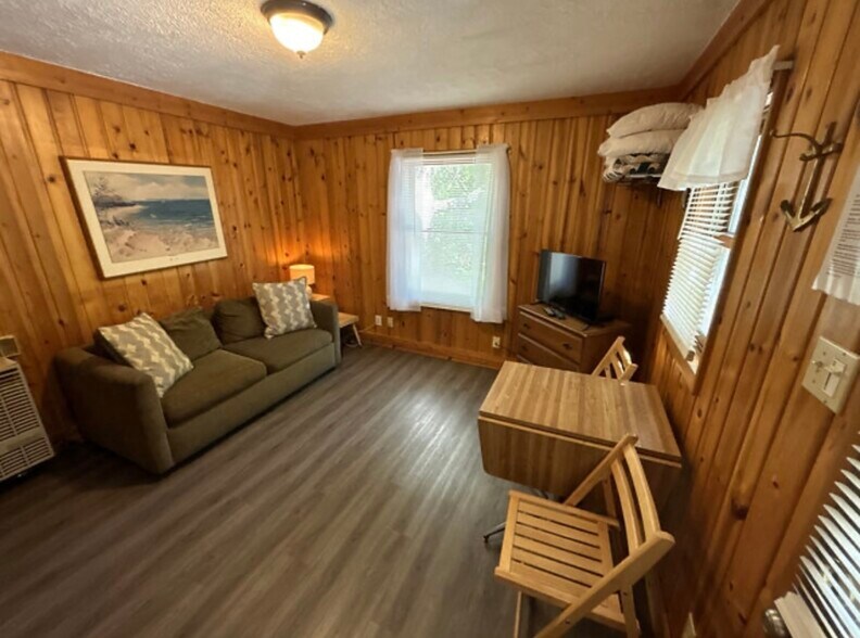 Living room with sleeper sofa - 853 E Front St