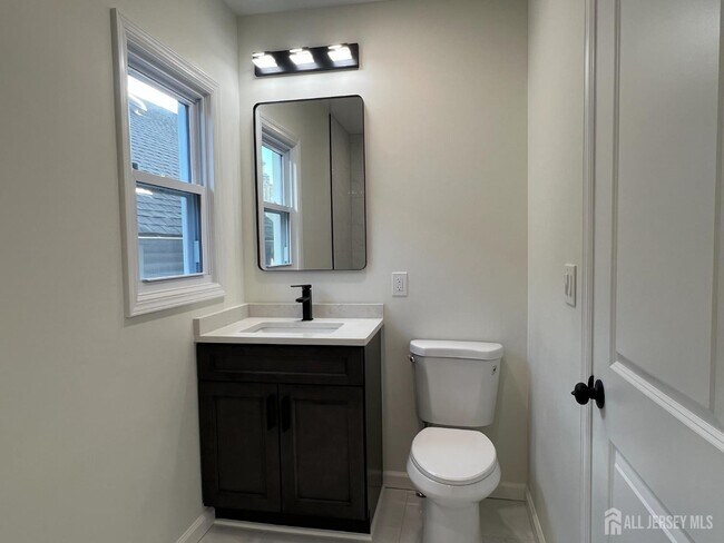 Building Photo - 33 Obert St