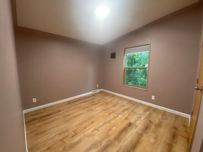 Building Photo - 1027 Falls Creek Dr