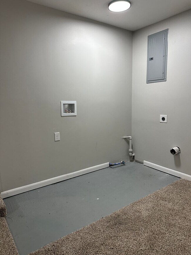 Building Photo - Backyard Nights & Front Porch Mornings — Cozy 3BR Brick Ranch in Fairlawn