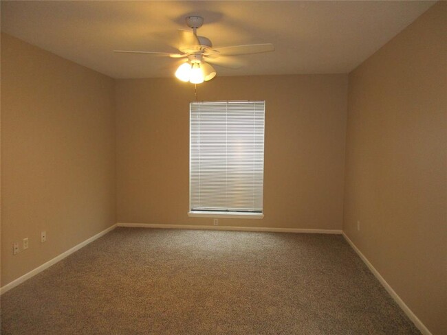 Building Photo - 17331 Red Oak Dr
