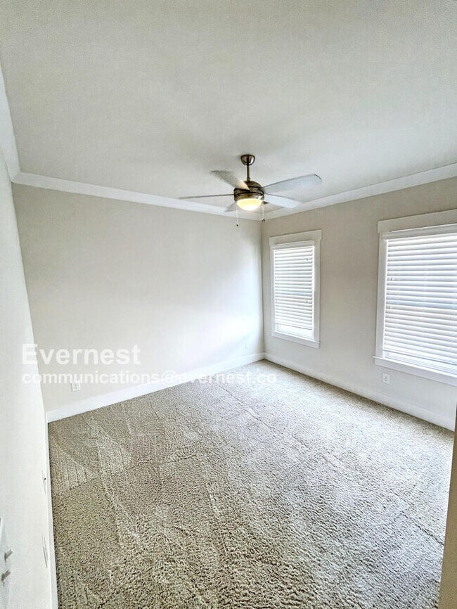 Building Photo - Spacious Town Home with Fenced Yard and Ample Parking