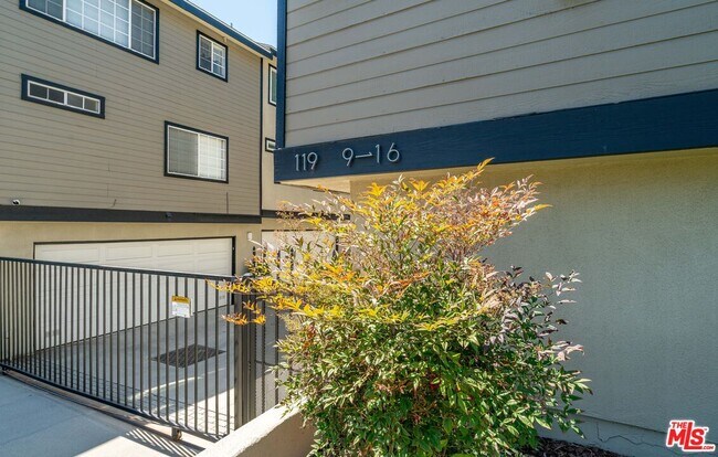Building Photo - 119 E Beach Ave