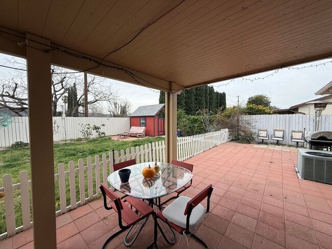 Building Photo - First time rental! 3 bed, 2 bath single story home