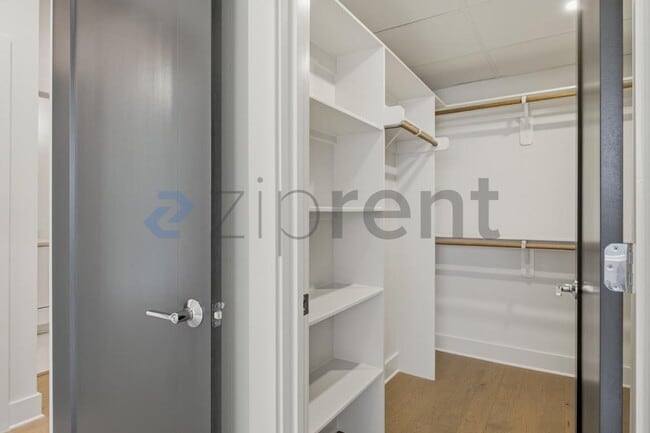 Building Photo - Unit