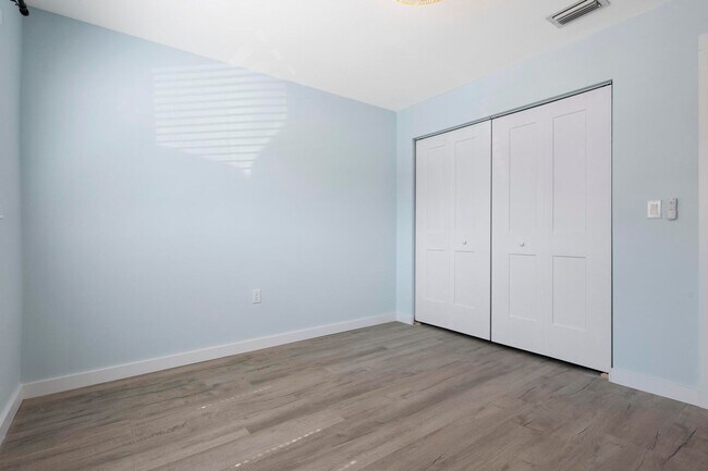 Building Photo - GORGEOUS FULLY RENOVATED 1st FLOOR 2 BEDROOM 1 BATHROOM CONDO LOCATED JUST 5 MINUTES FROM VENICE ...