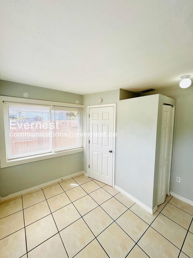 Building Photo - 3019 W Meadow St