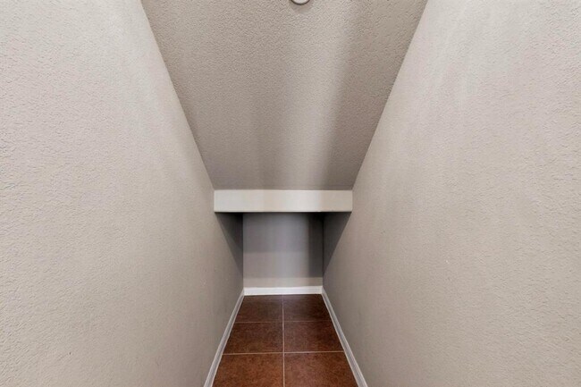 Building Photo - 1620 Bryant Dr