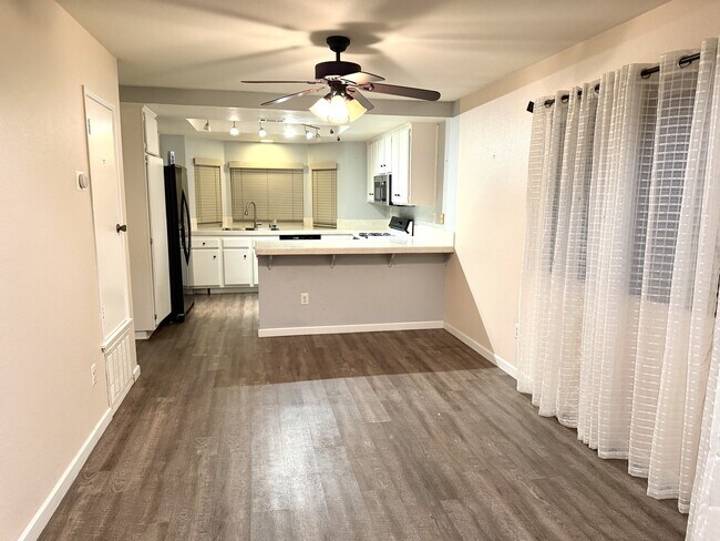 Building Photo - 28133 Vía Domador