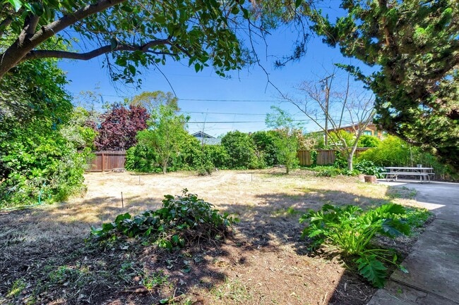 Building Photo - Beautifully Remodeled 4 Bedroom (+ bonus room and closet) 2 Bathroom Mountain View Home!