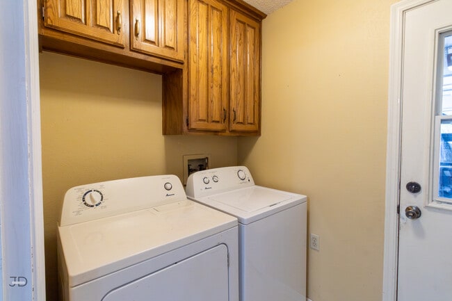 Building Photo - 1535 Primrose Dr