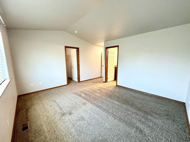 Building Photo - Spacious 4 Bedroom 2 Bathroom Home on Culd...
