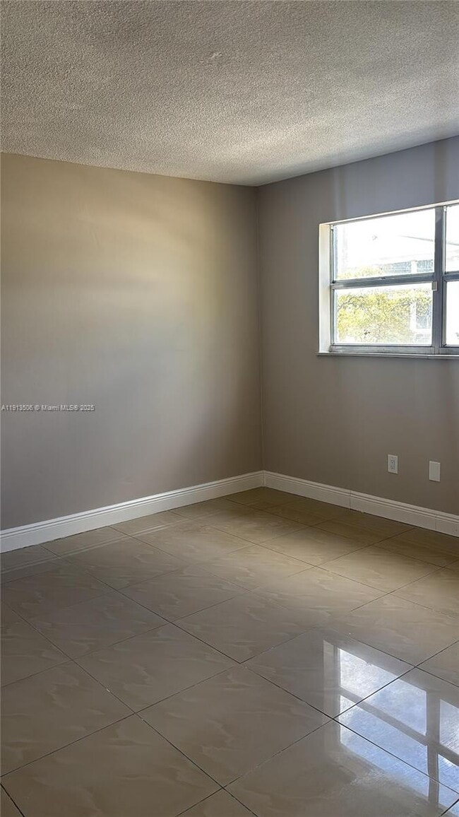 Building Photo - 13725 NE 6th Ave