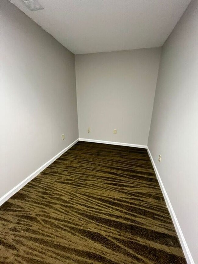 Building Photo - 405 N Lexington Ave