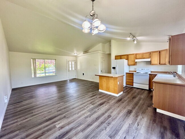 Building Photo - 3 bedroom ranch style home- Newly Renovated!!