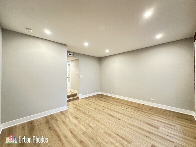 Building Photo - 1212 N La Salle Dr