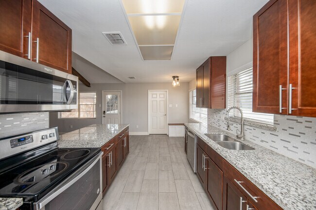 Building Photo - 451 Gentilly Dr