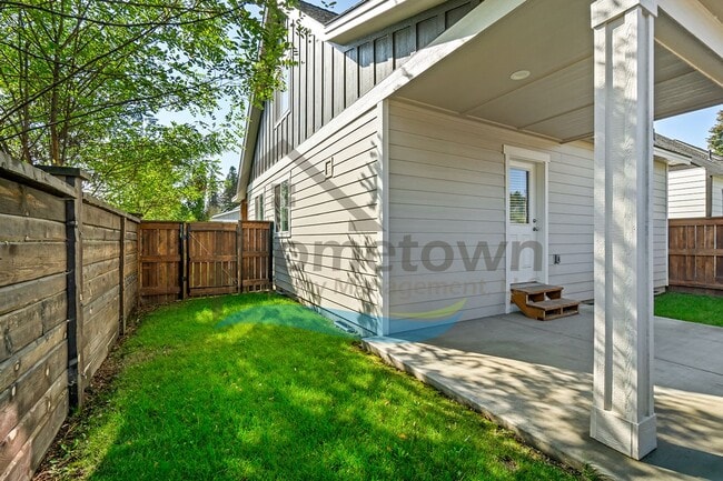 Building Photo - 2 Bedroom 2 Bath Home with Attached Garage...