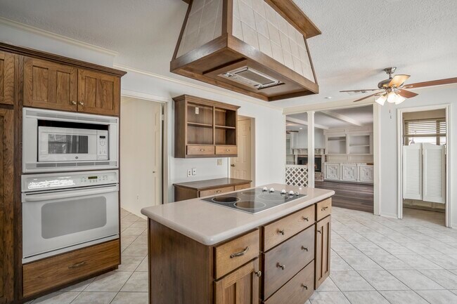 Building Photo - 16611 Brenton Oaks Dr