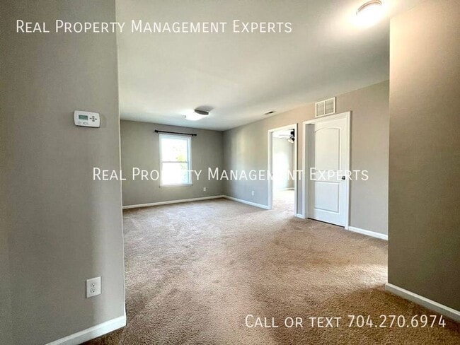 Building Photo - 2309 Marthas Ridge Dr