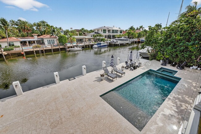 Building Photo - 400 Mola Ave