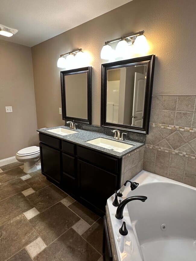 Building Photo - 4 Bed 2 Bath FOR RENT in Waynesville