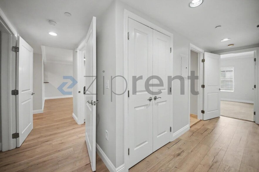 Building Photo - Unit 204