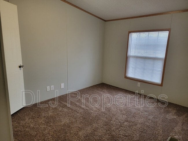 Building Photo - 1612 US-25W