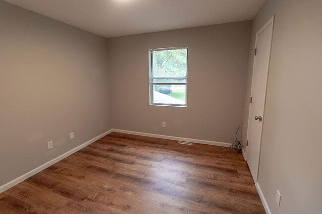 Building Photo - 4620 W Bainbridge Dr