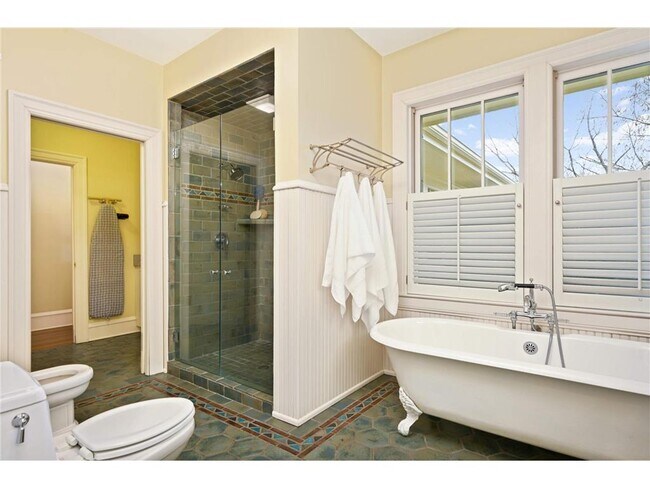 Building Photo - 1776 Knox Ave S