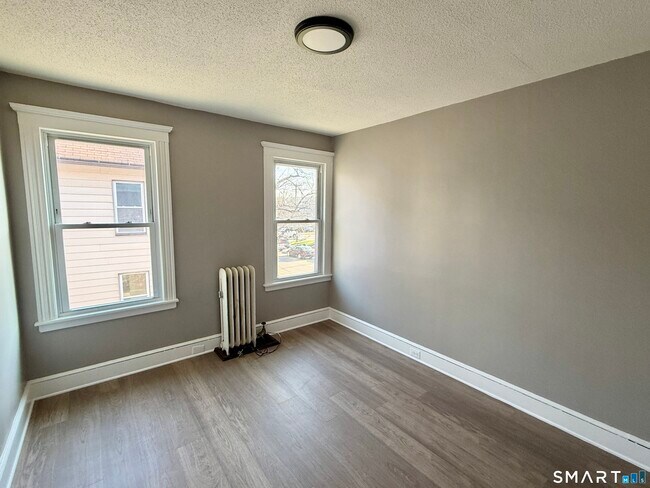 Building Photo - 696 Main St