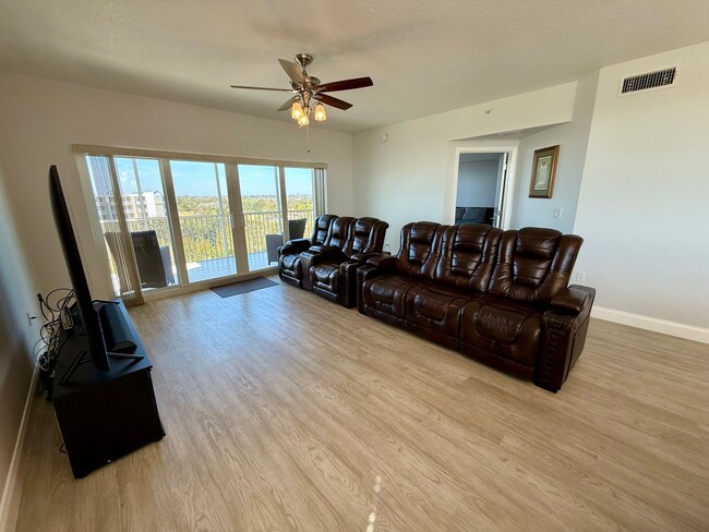 Building Photo - FURNISHED 3/2 AVAILABLE FOR MARCH 1 MOVE-IN!