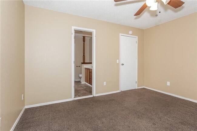 Building Photo - 9313 S Land Ave