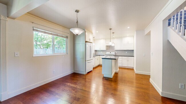 Building Photo - 360 Manka Cir