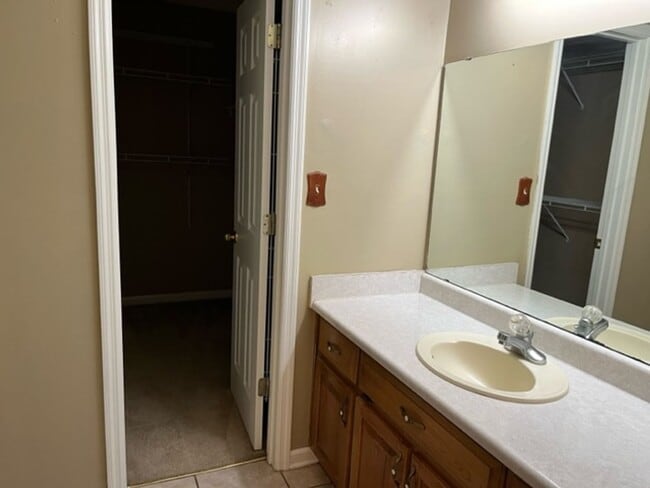 Building Photo - Spacious 4bedroom/2 bathroom home