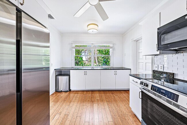 Building Photo - 5 N Beach Rd