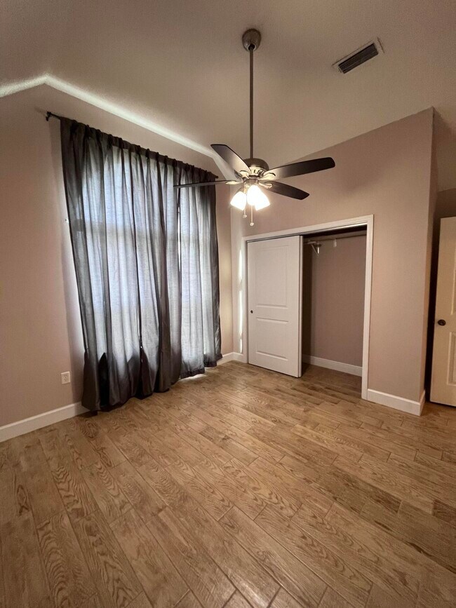 Building Photo - 540 E Timberlake Dr