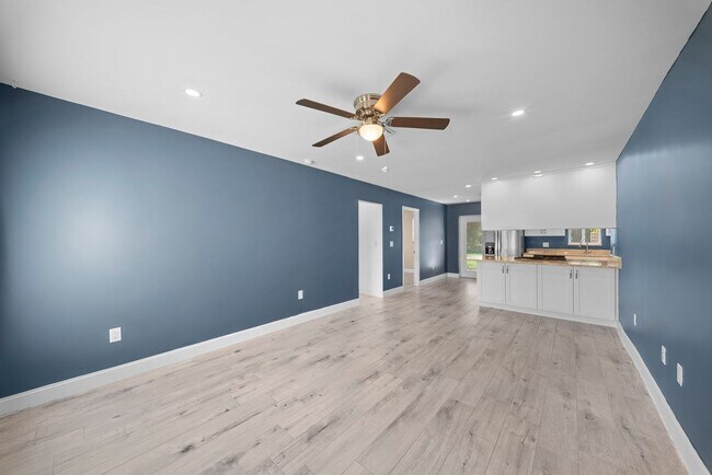 Building Photo - Renovated 3 Bed, 2 Bath Annual Rental in Naples Park