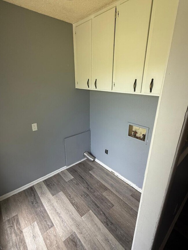 Building Photo - $0 First Month's Rent / $0 Deposit at Move-in