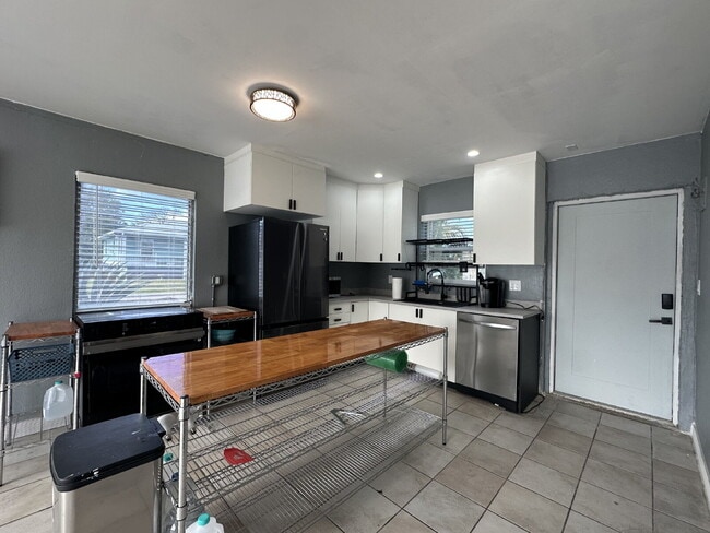 Building Photo - "Charming 1-Bedroom in Port Charlotte's Tranquil Setting"