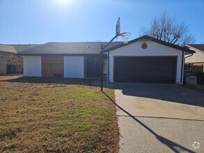 Building Photo - (3) Bed/(2) Bath in SW OKC! Moore Schools!...