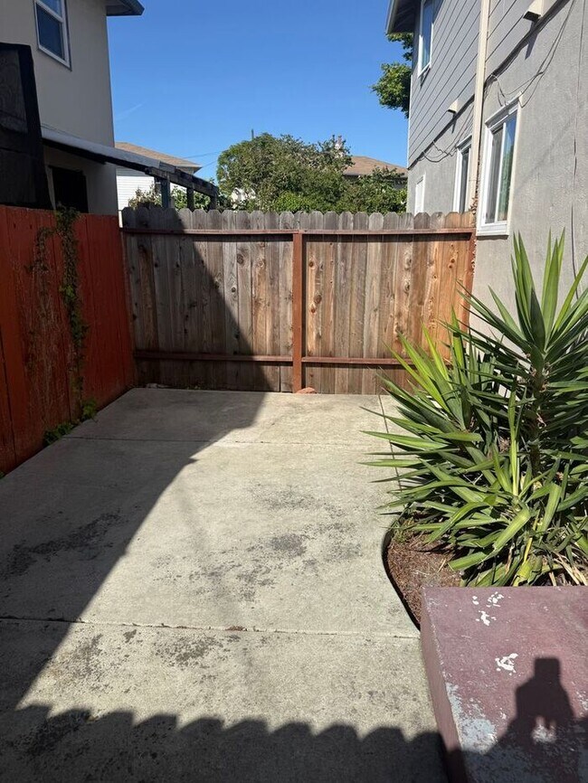 Building Photo - Great 2 Bedrooms 1 Bath