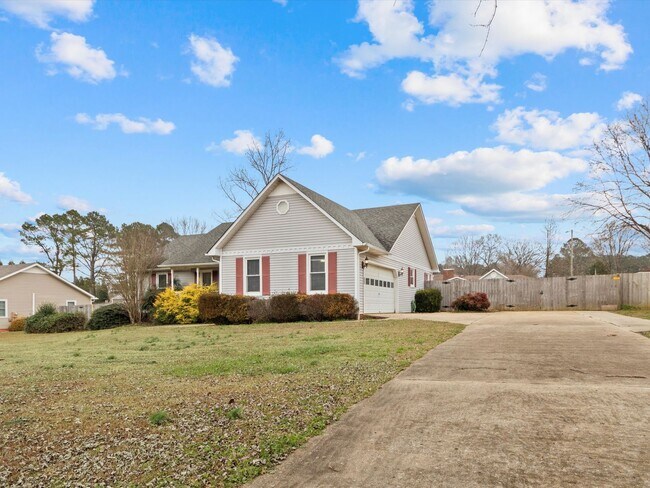 Building Photo - Nice, well-maintained home located on a quiet street in East Limestone.