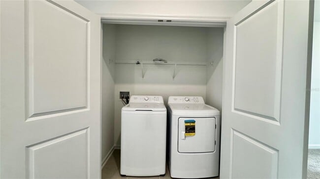 Building Photo - 325 Sol Vis Dr