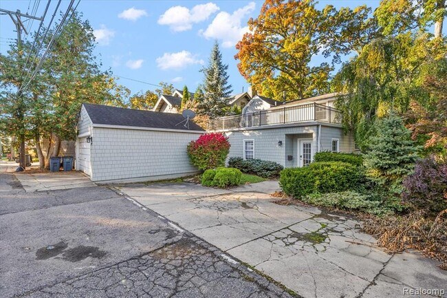Building Photo - 564 Brookside Ave