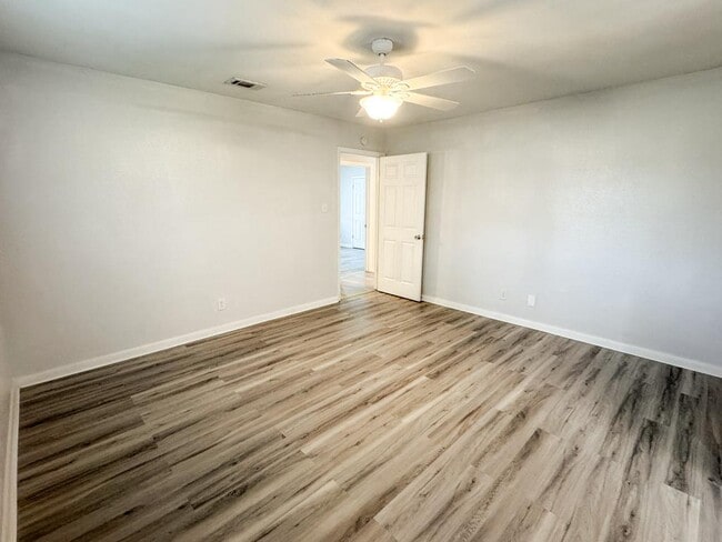 Building Photo - 102 Tanglewood Dr