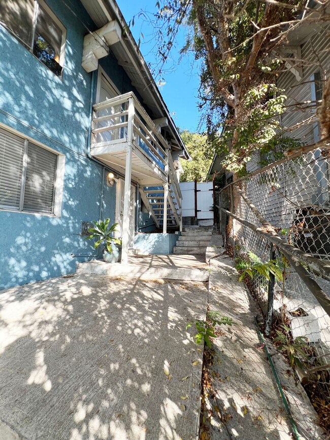 Stairs to front door and gate to backyard - 411 Isabel St