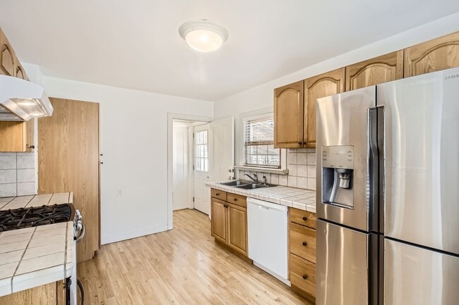 Building Photo - 520 S Loomis Ave