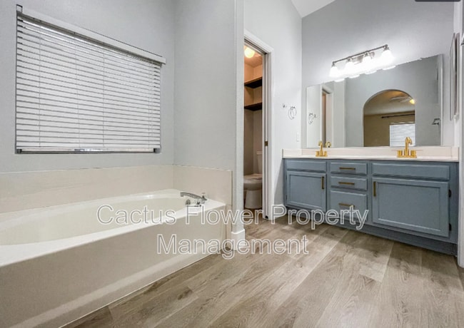 Building Photo - 691 W Fairview St